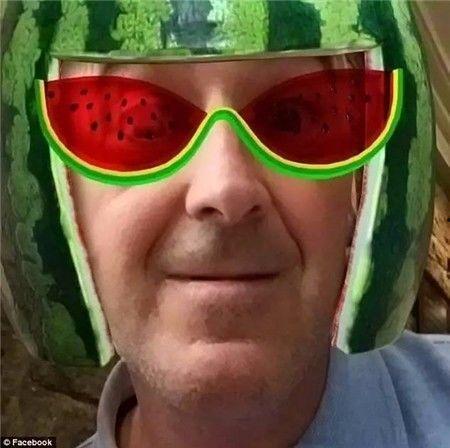 老伯请师弟吃瓜,老伯请师弟共享人间美味