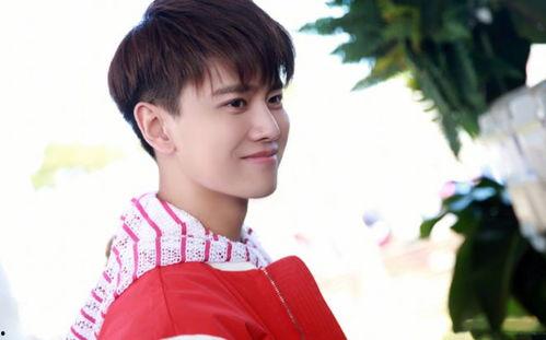 瓜地吃瓜任嘉伦,任嘉伦演绎夏日清新风